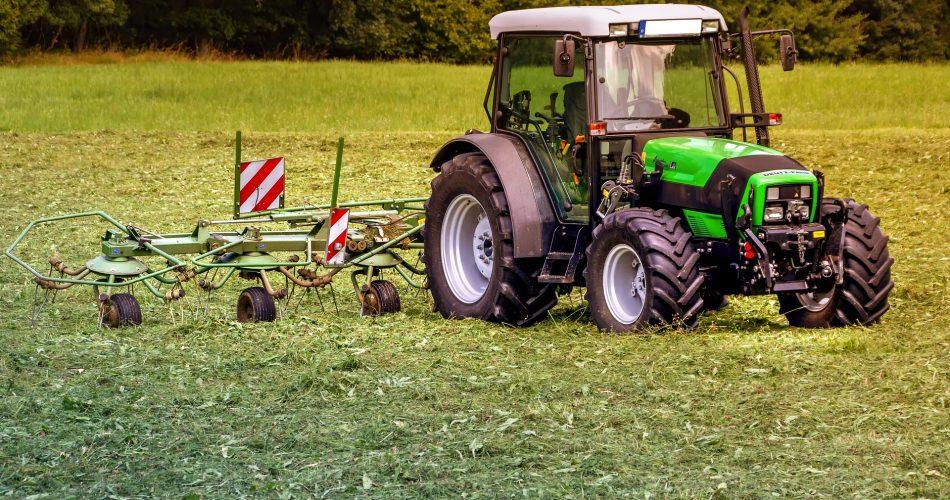 traktor na kmetiji pixabay